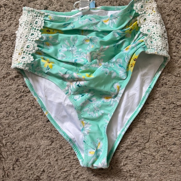 Cupshe size small 2 piece. Never worn. - Picture 2 of 3